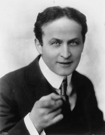 Illustration for article titled How Harry Houdini and Scientific American Fought the Fake Mediums of the 1920s
